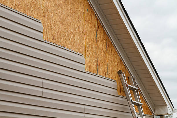 Professional Siding Repair technician working in Mableton, GA